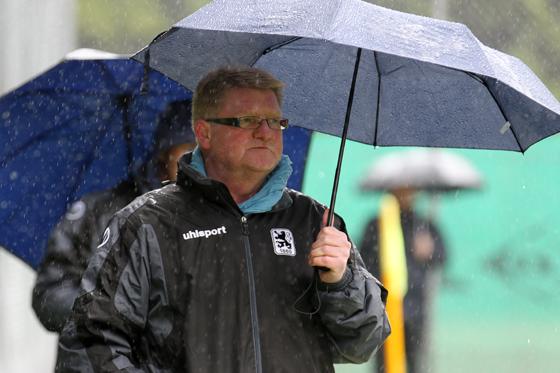 Im Regen: Spielleiter Arnold Geißler. Foto: A. Wild