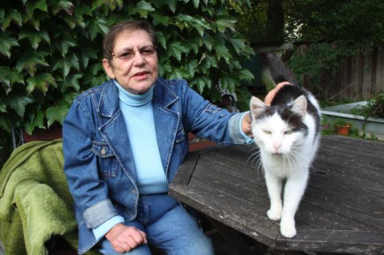 Seit 15 Jahren ist Heidemarie Bindl (Foto) ehrenamtlich für »Tiere in Not e.V.« tätig und für Katzenstations-Leiterin Helga Grüning unersätzlich.	Foto: Julia Stark