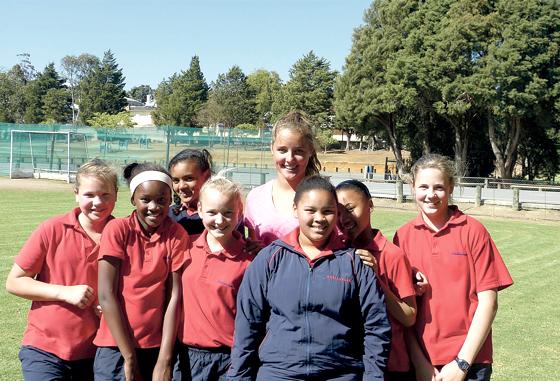 Leonie Schweinsteiger (Mitte), die für den TSV Ismaning in der Bayernliga spielt, bringt südafrikanischen Kindern Handball bei. Für die Studentin eine große  Herausforderung  und eine wertvolle Erfahrung.	F.: Leonie Schweinsteiger