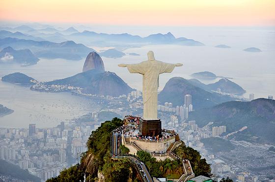 Rio aus der Luft: Christo Redentor und der Zckerhut in der Dämmerung.	Foto: Peter Gebhard