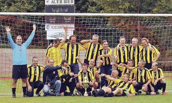 Die Senioren C-Mannschaft des SV-DJK Taufkirchen freute sich über den verdienten Pokal-Sieg, der im Endspiel gegen den TSV Grünwald erzielt wurde. 	Foto: VA