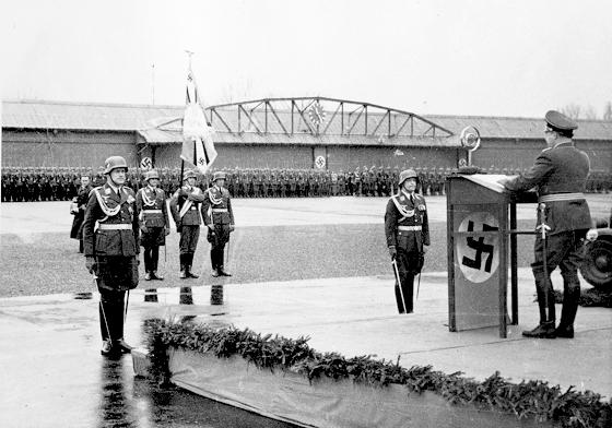Foto von 1939: NS-Oberst Ernst Udet (r.) besucht den Flughafen zum 25-jährigen Jubiläum. 	Foto: VA