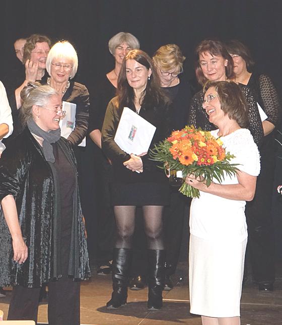 Frau Rose Bihler Shah (l.) begeisterte mit ihrem Projektchor das Moosacher Publikum.	Foto: J. Plagmann