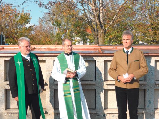Pfarrvikar Schißler und Pfarrer Dörrich weihten gemeinsam mit Bürgermeister Olaf von Löwis die neue Urnenwand ein. 	Foto: VA