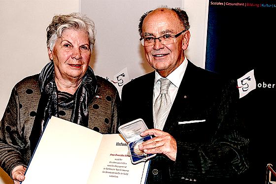 Roswitha Riess bekommt von Josef Mederer die  Bezirksmedaille verliehen.	Foto: Bezirk Oberbayern