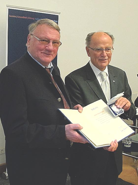 Josef Mederer überreicht Manfred Westner für seinen Verdienst die Bezirksmedaille.	Foto: privat