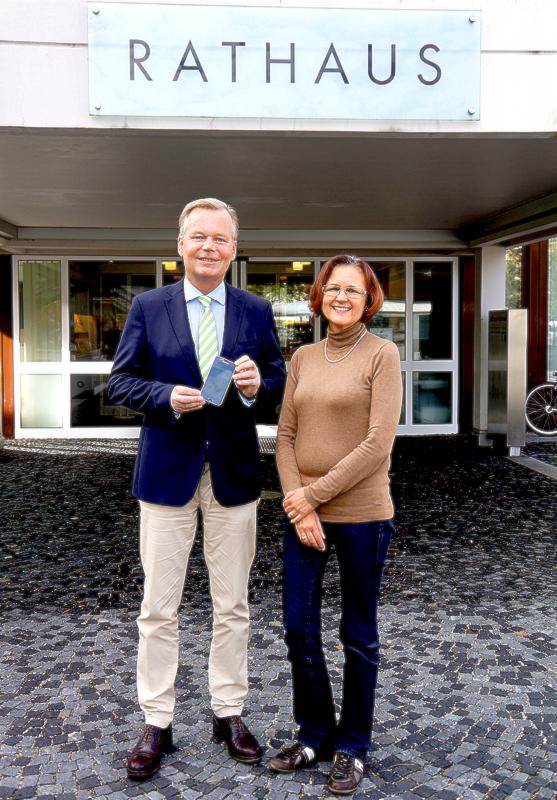 Bürgermeister Jan Neusiedl präsentiert zusammen mit Silvia Fuchs vom Umweltamt die neue Abfall-App, die sich großer Beliebtheit erfreut. 	Foto: hw