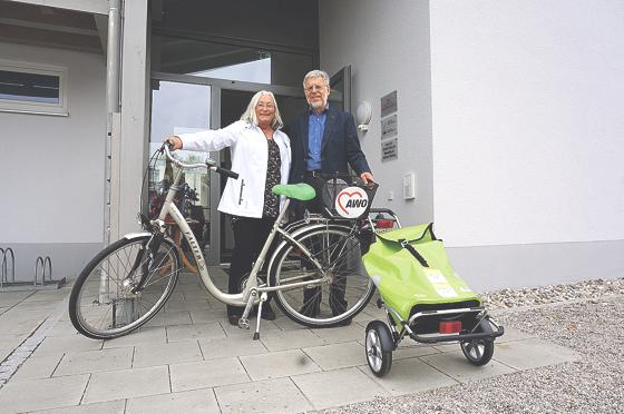 Helene Nestler (AWO-Nachbarschaftshilfe) und Dankmar Müller mit dem Lastenfahrrad Awogenda 1. Sie hoffen auf fleißige Radler.	Foto: Angela Boschert