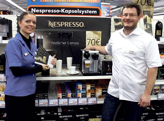 Laden zur kostenlosen Nespresso-Verkostung ein: Saturn-Verkaufsleiterin Andrea Geupert und Nespresso-Experte Marko Wartenberg.