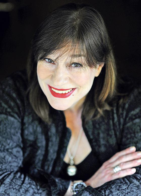 Die 61-jährige Ulla Meinecke: Songwriterin, Sängerin, Poetin, Hörbuch­autorin und Schauspie­lerin. Foto: VA