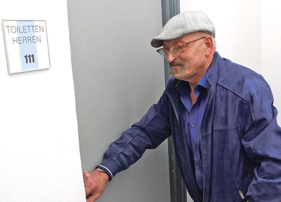 Die Toiletten im Kulturreferat sind den Mitarbeitern vorbehalten. Dietmar Malich steht vor einer verschlossenen Tür.	Foto: cr