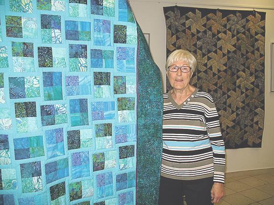 Künstlerin Hildegard Heim präsentiert im baum20 ihre Quilts. 	Foto: VA