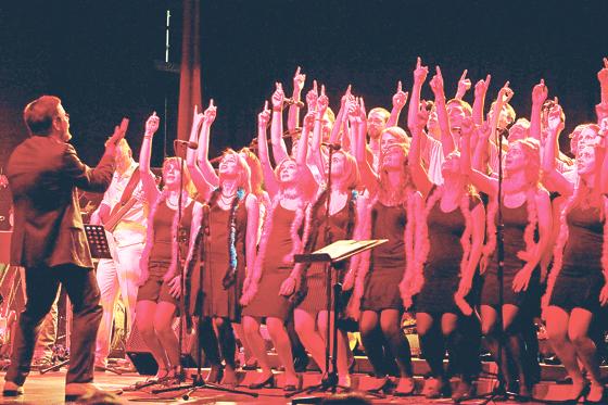 El-ChorAzón, der bekannte Rock/Pop-Chor der Musikschule Haar e.V., begibt sich auf die Suche nach Todes-Parallelen.	Foto: pi