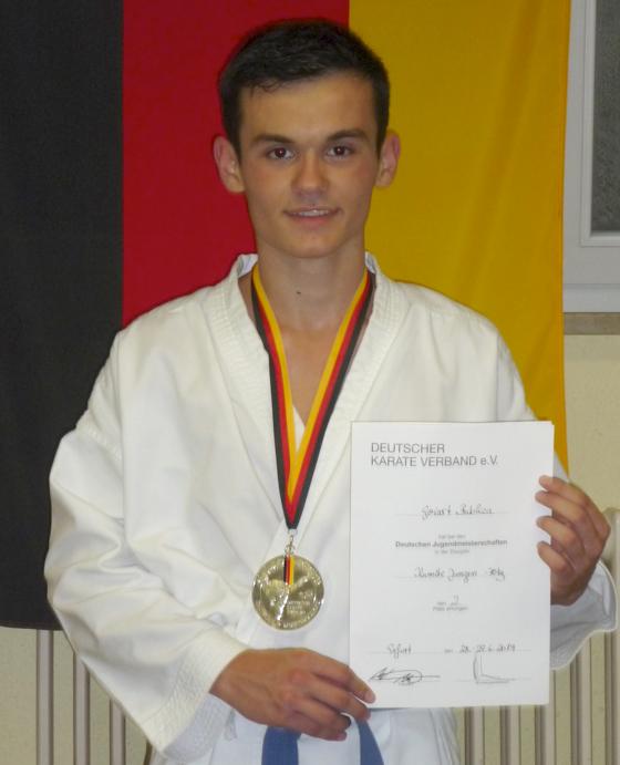 Freude über die Silbermedaille: Karateka Goiart Bublica vom TSV Milbertshofen. 	Foto: Verein