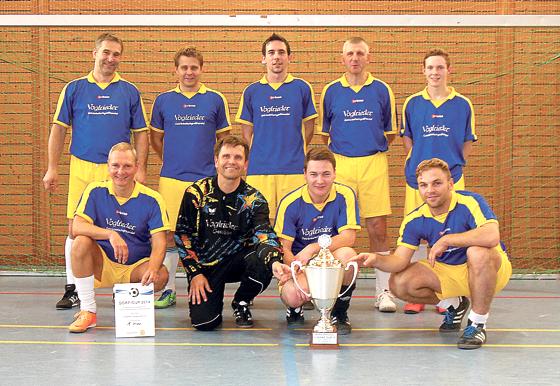 Den Pokal durften in diesem Jahr die Mannschaft »Torpedo Siegertsbrunn e.V.« mit nach Hause nehmen. 	Foto: VA