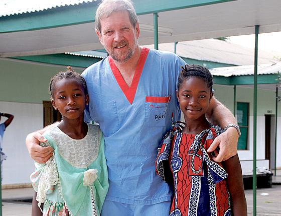 Mediziner Wolfgang Haller leistet ehrenamtliche  Hilfe für die Menschen in Sierra Leone.	Foto: VA