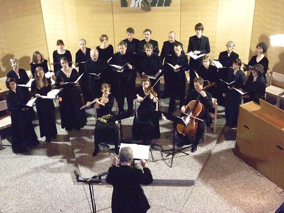 Der Kammerchor des Leonhardi-Ensembles stimmt seine Zuhörer auf die Adventszeit ein. 	Foto: VA