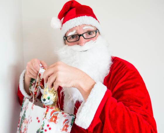 Ein Wahnsinn in rot! Weihnachtsmann Hartmann hat einige Pointen in seinem Sack!	Foto:Heppel&Ettlich