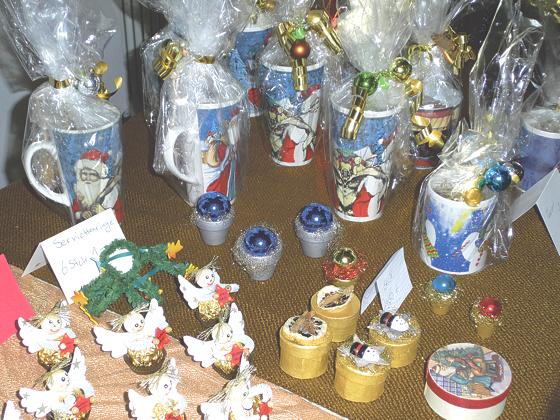 Christbaumschmuck, Kerzen und vieles mehr gibt es beim Weihnachtsbasar in St. Pius.	Foto: VA