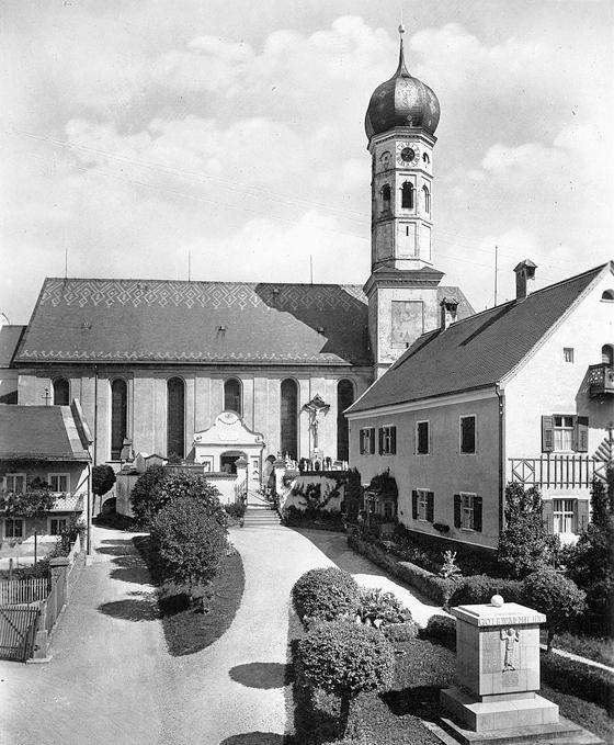 Das 1929 südlich der Pfarrkirche Sankt Ägidius errichtete Heimkehrer-Denkmal. Foto: Archiv Grafing