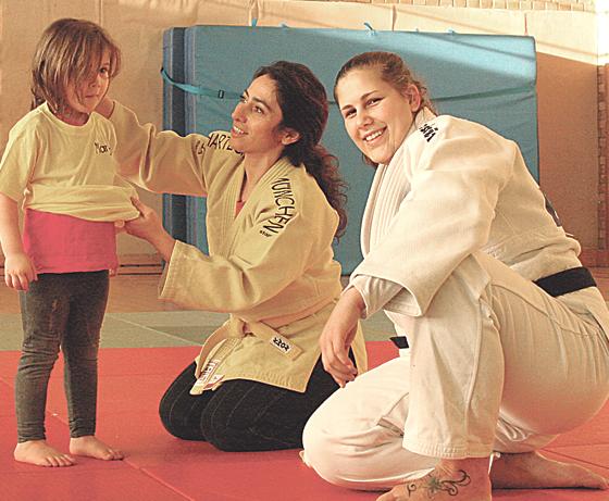 Zita Notter führt bei den Sportfreunden Harteck Kinder ab sechs einfühlsam ans Judo heran.	Foto: VA