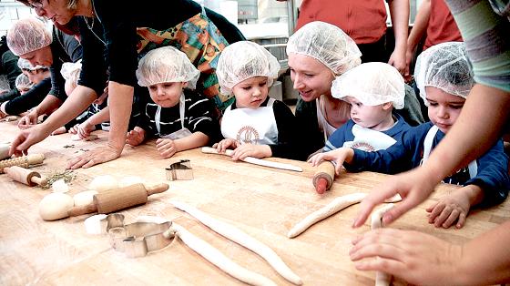 Am Vormittag konnten die Kinder des Vorkindergartens Flohkiste einen neugierigen Blick in die Stuben der Bäckerei Hansi in Grafing werfen.	Foto: Doris Sebele