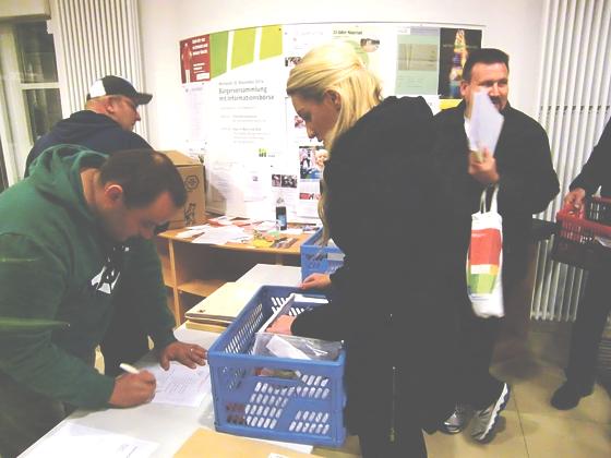 Die Abstimmungsergebnisse aus den Wahllokalen werden im Foyer des Rathauses abgeliefert und registriert.	Foto: ikb