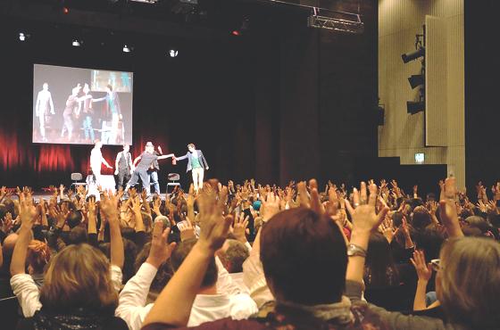 Mit nach oben gereckten Händen applaudierten die Gehörlosen den Theatergruppen beim Degeth-Festival im Bürgerhaus.	Foto: Gemeinde Unterföhring