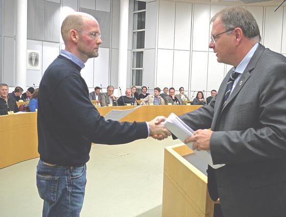 Bürgermeister Wolfgang Panzer (r.) erhält von Andreas Pfichner eine von 97 Anwohnern unterzeichnete Petition. 	Foto: Kohnke