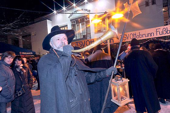 Traditioneller Weise wird auch in diesem Jahr ein Nachtwächter das Ende des Ottobrunner Christkindlsmarktes ankündigen. 	Foto: Schunk