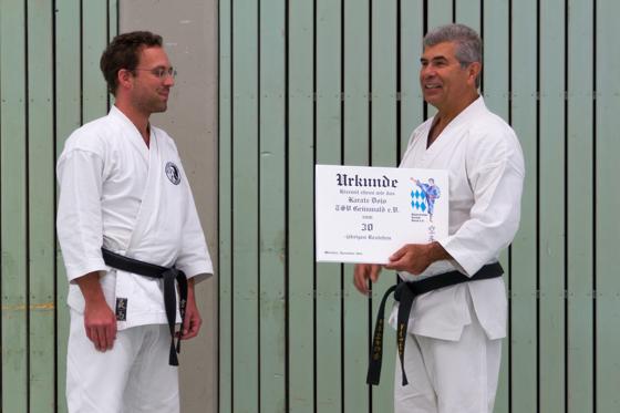 Für das 30-jährige Bestehen der Karateabteilung überreichte Fritz Oblinger im Namen des Bayerischen Karate Bundes eine Urkunde und sprach seinen Dank und seine Anerkennung aus.	Foto: TSV Grünwald