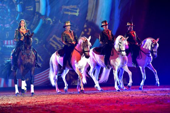 »Die goldene Spur«: Mit anmutigen Choreografien finden Pferde und Reiter spielerisch leicht den Weg in die Herzen der Fans.	Foto: Apassionata