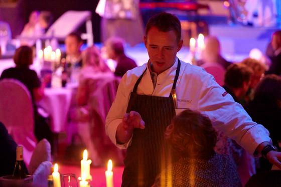 Für seine Gäste hat Holger Stromberg immer ein offenes Ohr. Beim Meet&Greet können unsere Gewinner den Koch persönlich kennenlernen und anschließend bei der Show seine Kreationen genießen.	Foto: Veranstalter
