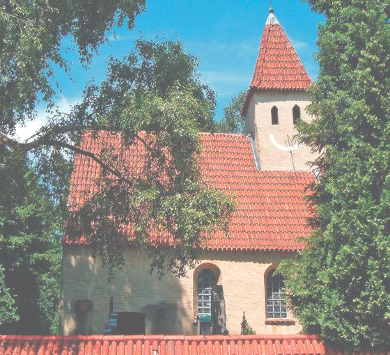 Seit 700 Jahren fast unverändert erhalten: Das Nikolauskirchlein in Englschalking. Am Freitag schaut auch der Namensgeber vorbei. Foto: NordOstKultur-Verein