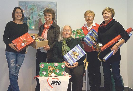 Helene Nestler, Vorsitzende der AWO-Nachbarschaftshilfe (Bildmitte) und einige der fleißigen Helfer der Weihnachtspäckchenaktion.	Foto: hw