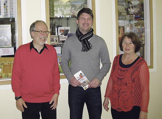 Bürgermeister Thomas Glashauser (Mitte) die Leiterin der Gemeindebücherei Barbara Herberg, und Chris Mewes eröffneten die Spiele-Ausstellung.	Foto: privat