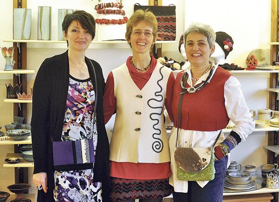 Die drei Künstlerinnen Beate Schöttl, Andrea Minas und Carola Lochmann laden zu ihrer Ausstellung in die Keramikwerkstatt ein. 	Foto: VA
