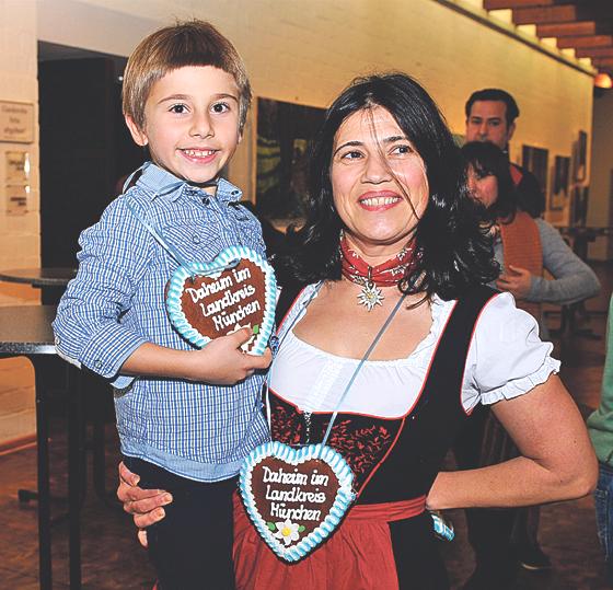 Daheim im Landkreis München sind auch dieser Bub und seine strahlende Mama.	Foto: Stadt Garching