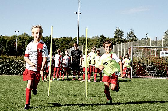 Technik, Taktik und Koordination lernen Nachwuchsfußballer beim Kickerkamp in Heimstetten.	F.: Verein