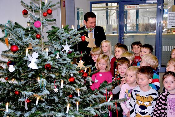 Der Bürgermeister Klaus Korneder mit seinen vielen kleinen Besuchern für den Christbaum.	Foto: privat