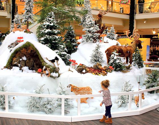 Auf Spurensuche: Die festliche und facettenreiche Dekoration im Einkaufs-Center  München-Neuperlach pep stimmt wundervoll auf Weihnachten ein. Beim Anschauen der detailgetreuen Szenen lässt sich immer wieder etwas Neues entdecken.