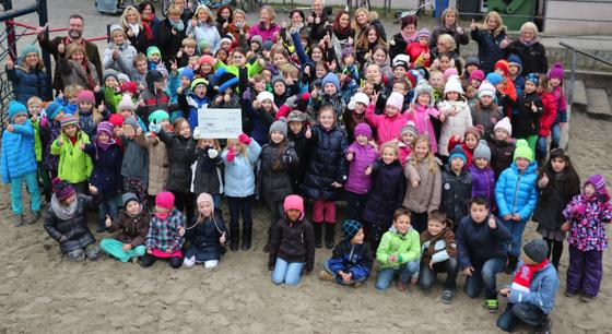 Kinder und Personal des Kinderhortes Ismaning sammelten für die Aktion Sternstunden. Links oben Bürgermeister Alexander Greulich.	Foto: Gemeinde