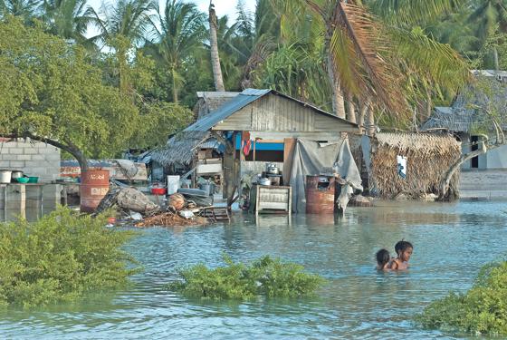 Inselnationen, wie Kiribati, werden durch den steigenden Meeresspiegel überflutet.	Foto: VA