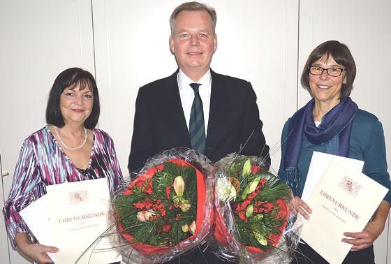 Bürgermeister Jan Neusiedl überreichte Erika Schuh (l.) und Patricia Kanka (r.) als Zeichen des Dankes für ihre langjährige Treue einen Blumenstrauß.	Foto: VA
