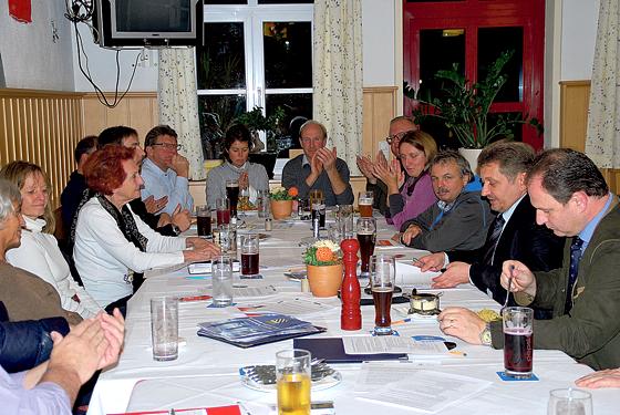Bürgermeister Klaus Korneder (2. von rechts) bedankt sich bei allen Vorsitzenden für ihr großes Engagement in der Gemeinde.	Foto: privat