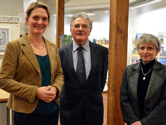 Gabriele Malek von der Stadtbücherei mit Baumgartner und der Hochschulpfarrerin Freisleder.  	Foto: VA