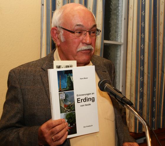 Hans Bauer durfte kürzlich beim historischen Verein Erding sein erstes Buch namens »Erinnerungen an Erding von heute« vorstellen. Verlegen und vertreiben tut er es selbst.	Foto: kw