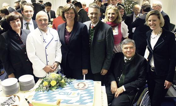 CSU-Torte mit Portfolio: Ilse Aigner (mitte) erhielt zum Geburtstag eine Torte von Gregor Rau (3 v. l.) und Thomas Huber (4. v. r.). 	Foto: Kathrin Alte