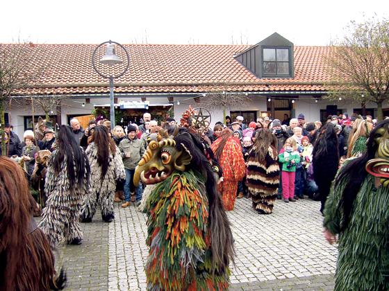Die Perschten von Soj führten den begeisterten  Besuchern ihre Tänze vor. 	Foto: privat