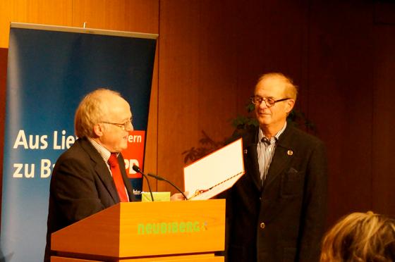 Vergnügt ehrte OV Vorsitzender Lothar Bruns (links) Peter Löw für 55 Jahre Mitgliedschaft im SPD-Ortsverein Neubiberg. 	Foto: Angela Boschert